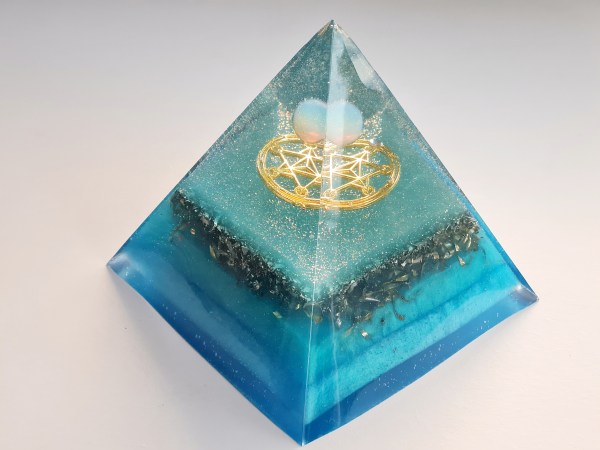 Orgonite pyramide opaline cube de metatroncouleur turquoise